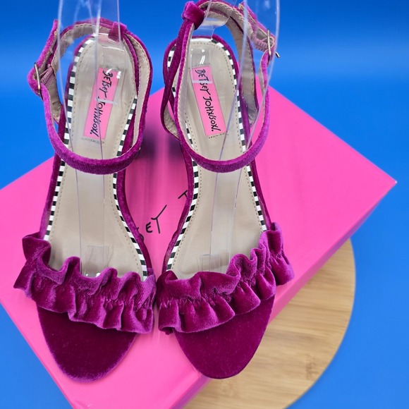 NEW Betsey Johnson 'ILIANA' Magenta Velvet‎ Strappy Flip Sequin Block Heels 7.5 - Picture 4 of 11